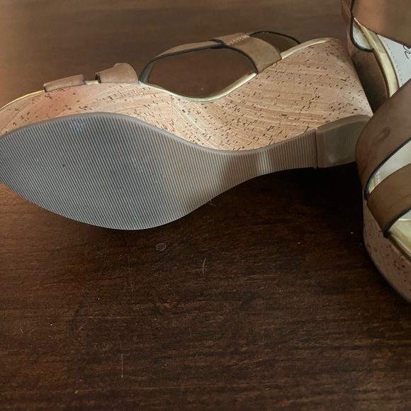 Women's Brown Blow Fish Strappy Sandals - Picture 3 of 4